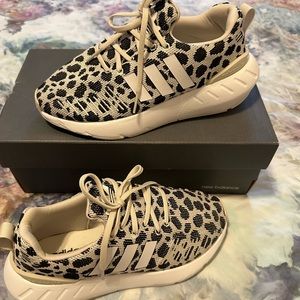 NWT Adidas Swift Run Kids Size 3.5
